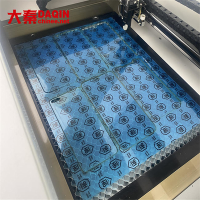 เครื่องตัดตายกระจกนิรภัย 700W สำหรับสติกเกอร์ 3D Daqin Mobile Laser Machine
