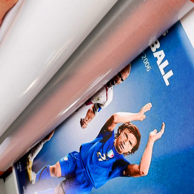 เครื่องทำผิวแล็ปท็อปพิมพ์กาว PVC เครื่องทำสติกเกอร์ไดคัทแบบเต็มตัว