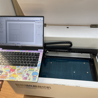 เครื่องตัดเลเซอร์ป้องกันหน้าจอ AC220V/50Hz พร้อมระบบระบายความร้อนด้วยน้ำหมุนเวียนและลูกฟูก ความหนาในการตัด 0.5 มม.