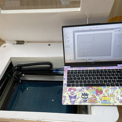 เครื่องตัดเลเซอร์ป้องกันหน้าจอ AC220V/50Hz พร้อมระบบระบายความร้อนด้วยน้ำหมุนเวียนและลูกฟูก ความหนาในการตัด 0.5 มม.