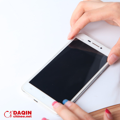 เครื่องตัดเลเซอร์ป้องกันหน้าจอ AC220V/50Hz พร้อมระบบระบายความร้อนด้วยน้ำหมุนเวียนและลูกฟูก ความหนาในการตัด 0.5 มม.